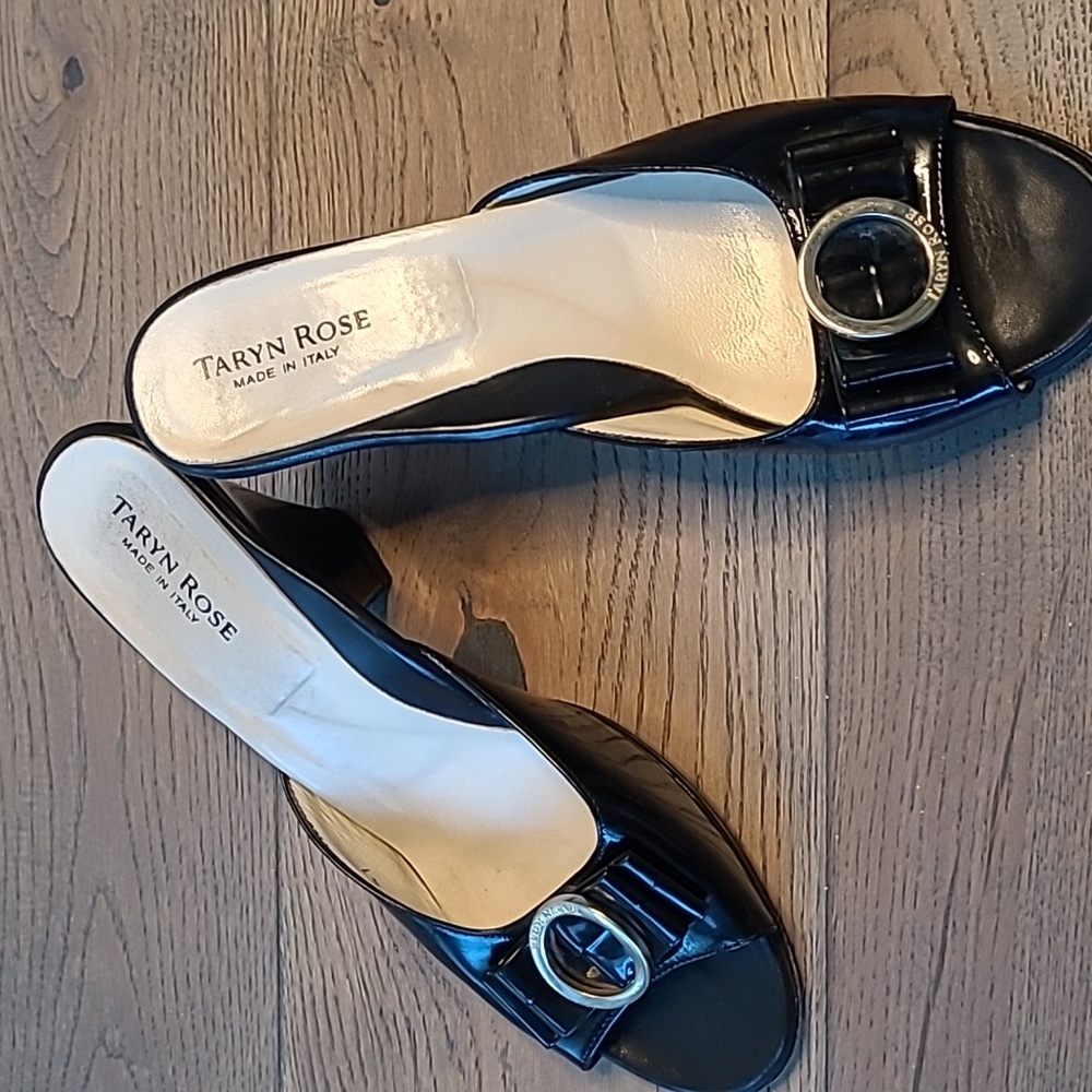 Taryn Rose patent leather slide in heel shoe. Office wear or dressy sz 10